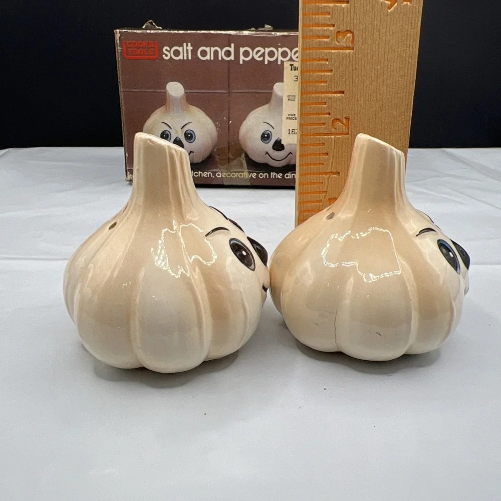 Vintage 1983 Cooks Tools Garlic Salt and Pepper Shakers Set Box Tuesday Morning